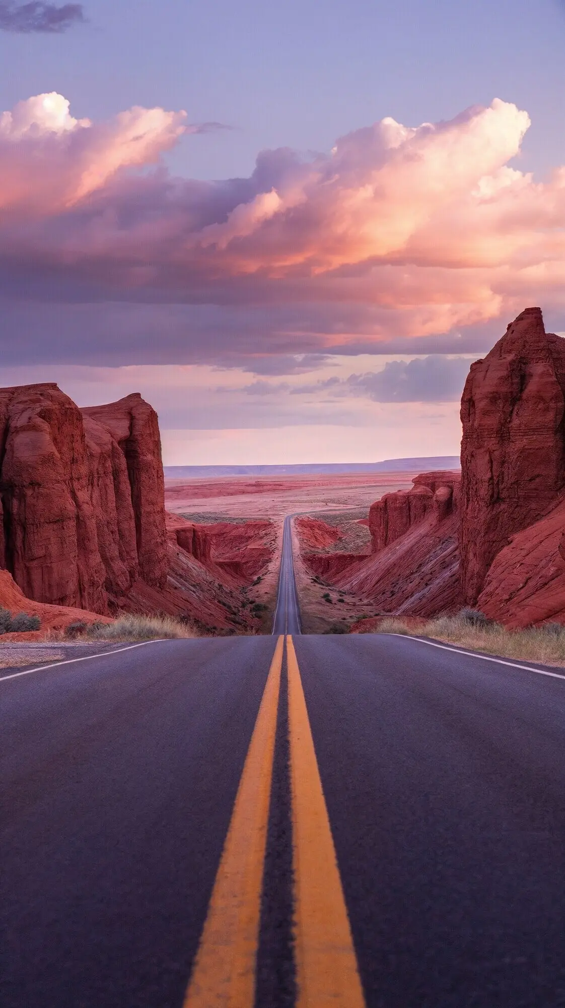 Straße durch die Schlucht bei Sonnenuntergang